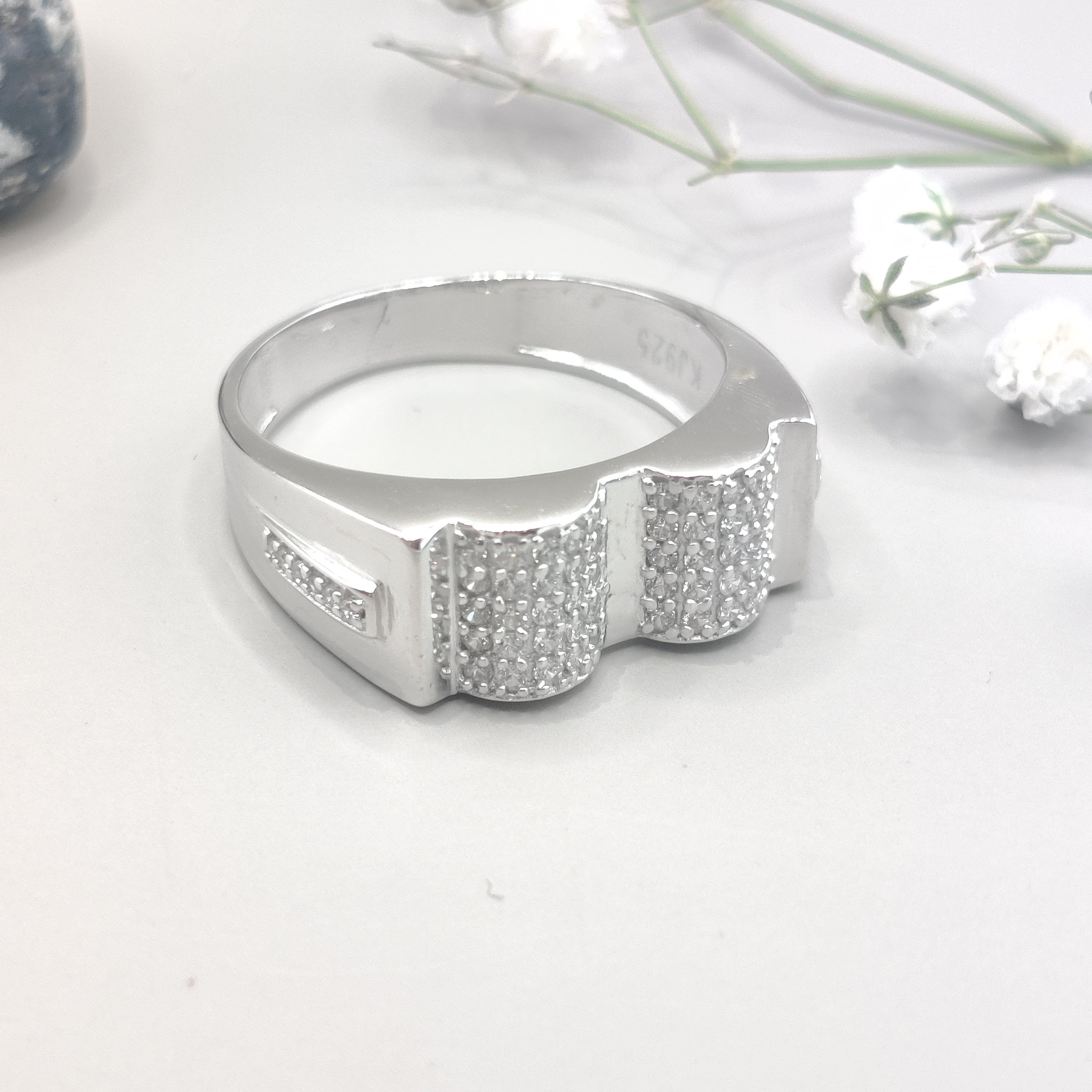 Elegant V-Shaped Circular Design Silver Ring